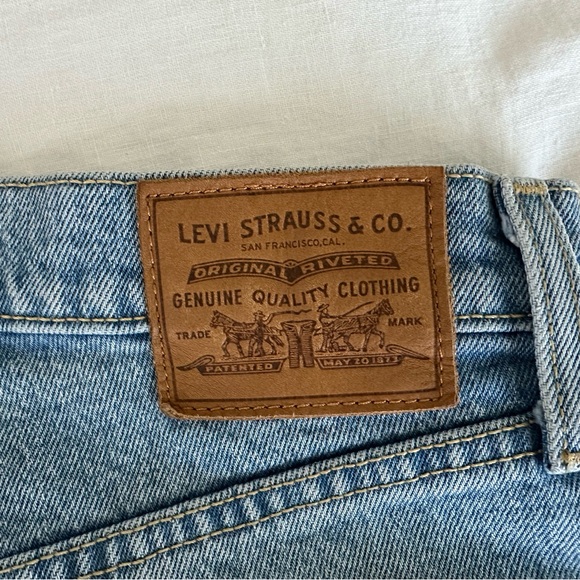 Levi’s Ribcage Shorts - Picture 3 of 4